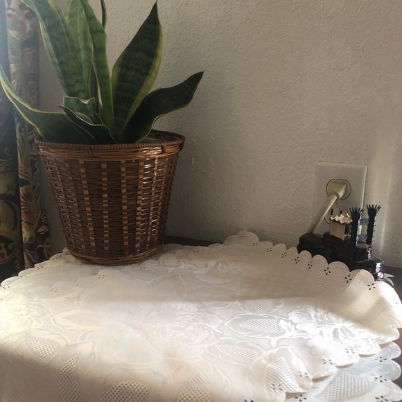 Vintage Floral White Lace Placemat Pair with Roses - Picture 8 of 15